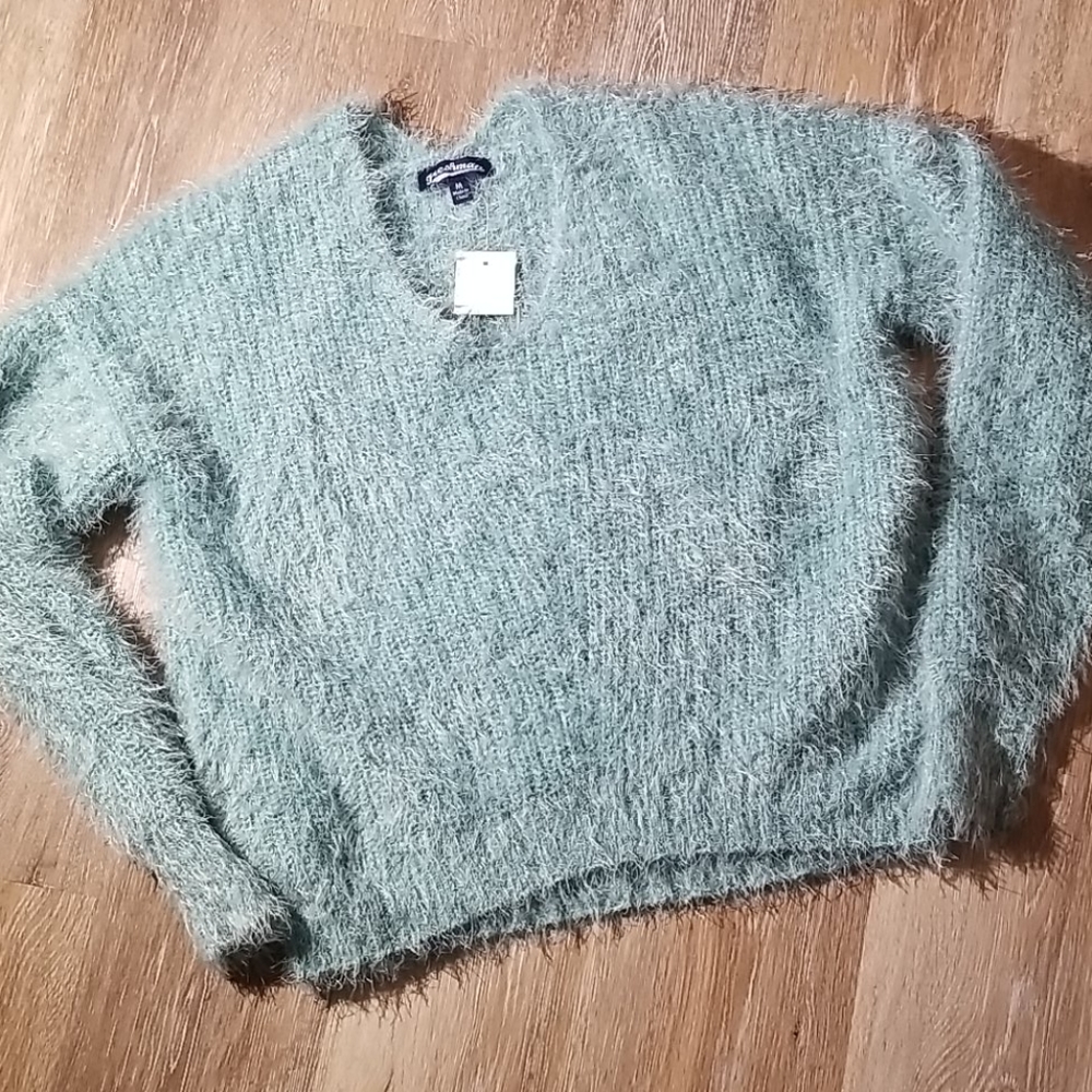 Freshman Green Eyelash Vneck Sweater Size Medium NWT